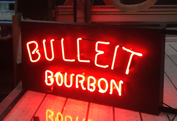 Неоновая надпись bullet burbon